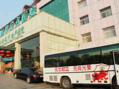 無(wú)償獻(xiàn)血車(chē)緩緩駛?cè)? width=