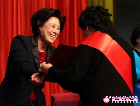 山西省副省長張建欣為山西現(xiàn)代婦產(chǎn)醫(yī)院頒獎