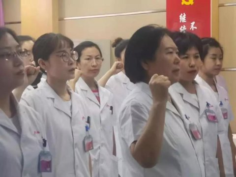 ▲以王淑媛院長為代表的醫(yī)師團隊鄭重宣誓