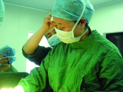 △2003年5月，醫(yī)院運用腹腔鏡微創(chuàng)技術(shù)成功剔除最大單個肌瘤為22×18×17cm，創(chuàng)造當時省內(nèi)首例不開腹剔除最大單個子宮肌瘤的佳績。
