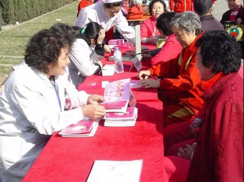 △2011年，山西現(xiàn)代婦產(chǎn)醫(yī)院聯(lián)合省紅十字會共同開展“紅十字婦科疾病專項資助”活動?；顒訂觾x式上，我院向山西省紅十字會捐贈10萬元作為三晉女性婦科疾病治療專項資助金。