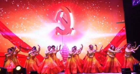 人心跟著共產(chǎn)黨，幸福美好一起走！