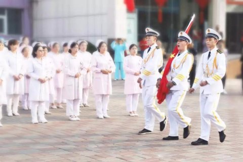 國(guó)慶節(jié)，我院舉行莊嚴(yán)的升旗儀式